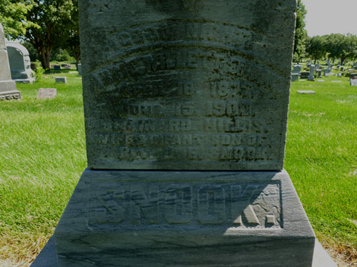 Headstone of Abbie Snook and her son Brainard