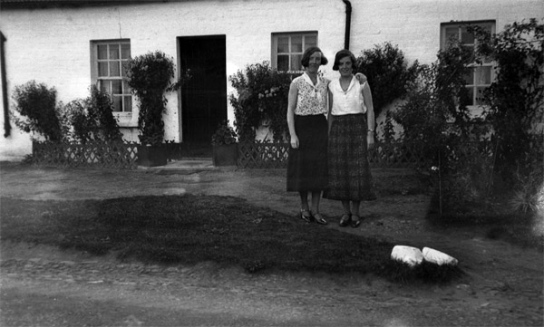 Lily and Edith Speers outside the family home in Lisavague, circa 1929