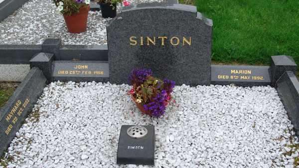 Headstone of Maynard John Sinton 1934-2002