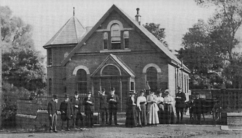 Group outside Portadown Meeting House ca. 1910